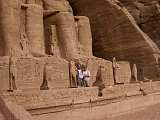 2 Egypt travelers in front of the temple of Ramses II.