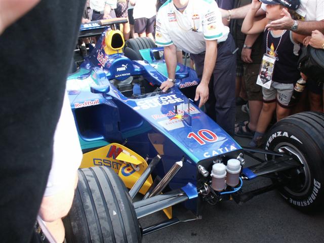 A Sauber-car pushed through the crowd